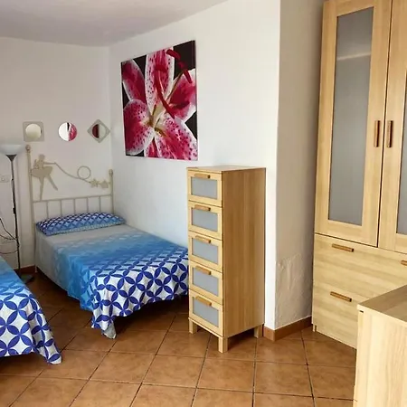 2 Bedrooms At 500 M Away From The Beach With Shared Pool And Enclosed Garden Appartamento *